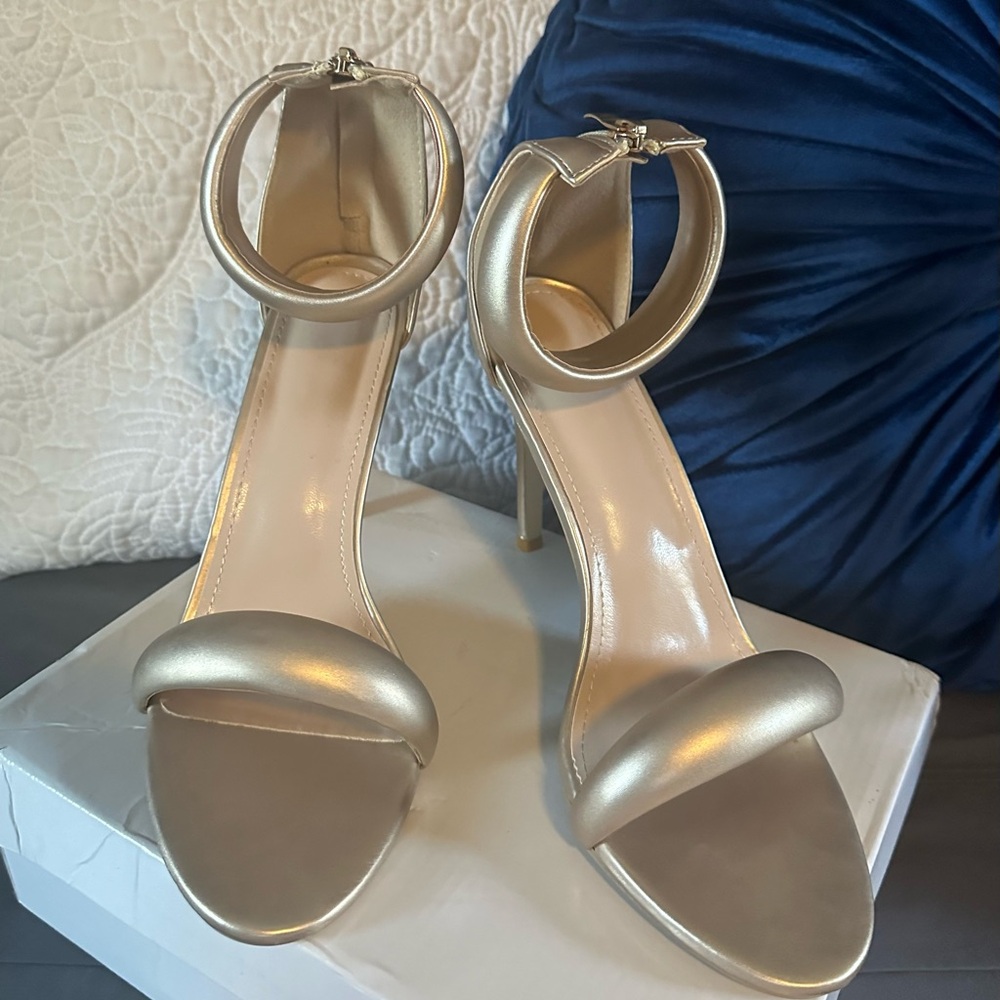 Women Shein gold heels size 10